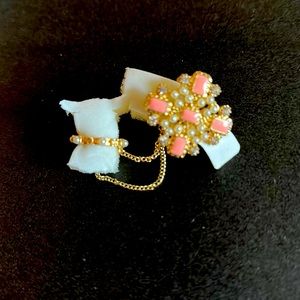 2 rings connected by a chain